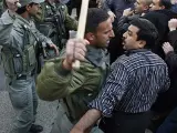 Cara a cara. Un oficial leal a Al Fatah se encara con un seguidor de Hamás durante el enfrentamiento de los dos bandos en Ramala.