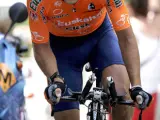Aitor González, durante la crono individual con un recorrido de siete kilómetros, entre Granada-Granada, en la primera etapa de la Vuelta España 2005. (LUIS TEJIDO/EFE)