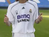 De blanco. Tradicional pose de fichaje del Real Madrid, el último de los prometidos por Calderón, aunque su adquisición fue todo un culebrón.