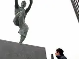 Un niño observa la estatua de Drazen Petrovic. (Efe)