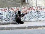 Un militante de Hamás toma posiciones durante los enfrentamientos con Al Fatah en Naplusa (Foto: Efe)