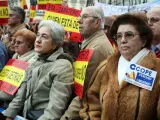 "España se merece otro presidente" y muchas pegatinas de la Cadena Cope en una manifestación en la que no faltaron pancartas exigiendo "saber" sobre el 11-M.