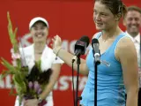 Dinara Safina señala a Martina Hingis tras la final del torneo Gold Coast.(Greg White / REUTERS)