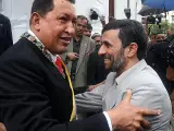 El presidente venezolano, Hugo Chávez abraza a su homólogo de la iraní, Mahmud Ahmadineyad, ayer en Caracas.