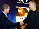 El alcalde de Madrid, Alberto Ruiz-Gallardón (i), saluda al actor norteamericano Tim Robbins (d). (José Huesca / Efe)