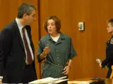 María José Carrascosa habla con su abogado durante una comparecencia en Nueva York.