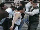 Estudiantes libaneses llevan el cuerpo de un herido en los enfrentamientos. (Mohamed Azakir / Reuters)