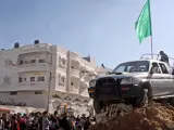Milicianos de Al Fatah se concentran frente a un coche de Hamás.