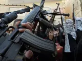 Brigadas de los márires de Al-Aqsa, ligados a Al-Fatah, muestran desafiantes sus armas en Nablús.