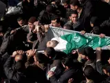 Un grupo de palestinos cargan el cuerpo del simpatizante de Hamas Zuheir al-Mansi en Gaza, asesinado durante una serie de enfrentamientos contra seguidores de Al Fatath (Foto: Efe)