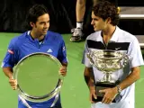 Campeón y subcampeón. El tenista suizo Roger Federer (d) y el chileno Fernando González posan con sus trofeos conseguidos tras disputar la final del Abierto de Australia en Melbourne.