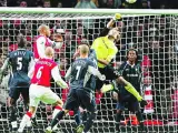 Un gol de Kolo Touré evitó la eliminación de la Copa de Inglaterra del Arsenal (EFE).