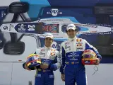 Félix Porteiro junto a Adrián Vallés con su equipo de la GP2. (Efe)