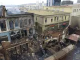 Estado en el que ha quedado parte del casco histórico de Valparaíso, tras el fuerte incendio del sábado. (EFE)