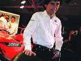 Adrián Vallés posa con el Spyker F8-VII, en Silverstone.(Efe)
