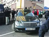 El coche fúnebre, saliendo ayer de su casa. (Efe).