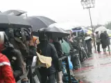 Los periodistas esperan a la puerta del tanatorio bajo la lluvia (Jorge París)