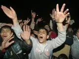 Jóvenes palestinos celebran ayer en Gaza la consecución del acuerdo de Gobierno entre Hamás y Al Fatah.