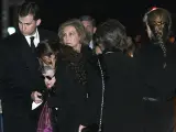 La Reina Sofía tras el Príncipe Felipe y la hermana de la Princesa de Asturias, Telma Ortiz, que acompañan a la abuela materna de la Princesa, Enriqueta Rodríguez, a su llegada a la parroquia.