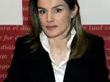 Con un traje de chaqueta negro y blusa blanca, doña Letizia apareció con semblante triste cuando los informadores gráficos accedieron a la sala donde asisten a la reunión de trabajo.