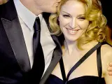 Guy Ritchie besa a su esposa, la cantante Madonna, a su llegada a la fiesta de Vanity Fair.