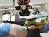 El robot humanoide HRP-2 sirviendo el té.