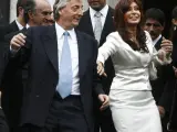 Néstor Kirchner y su esposa, Cristina, saliendo del Congreso junto al vicepresidente, Daniel Scioli (atrás) (Leo La Valle / EFE).