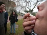 Un estudiante se fuma un porro en la Universidad Autónoma de Madrid, con motivo del día de San Canuto.