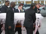 El ataud de Anna Nicole Smith a su llegada a la Iglesia donde se celebró su funeral ©Anna Nicole Smith