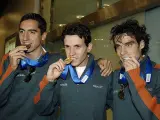 De izq. a dcha.: los atletas españoles Arturo Casado (bronce), Juan Carlos Higuero (oro) y Sergio Gallardo (plata) posan con sus medallas en los 1.500 metros. (Efe)