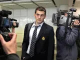 Iker Casillas en el aeropuerto. (Efe)