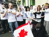 Activistas de Anima Naturalis simularon ayer dar una paliza a un supuesto diplomático de Canadá. (Toni Garriga / Efe)
