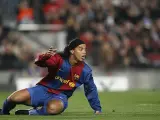 Ronaldinho protesta durante el partido. (Efe)
