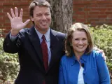 El candidato presidencial demócrata John Edwards junto a su esposa Elizabeth, después de la conferencia de prensa REUTERS/Ellen Ozier