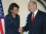Condoleezza Rice se da la mano con Ehud Olmert en Jerusalén. (Moshe Milner /G PO / HO / REUTERS)