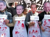 Una manifestación en Turquía con personas disfrazadas de carniceros y máscaras de altos cargos de EEUU, entre ellos, Rumsfeld. (Osman Orsal / AP Photo)