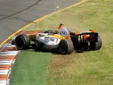 Heikki Kovalainen, de Renault, tras salirse de la pista en Australia. (Efe)