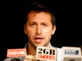 El legendario nadador australiano Ian Thorpe hace una declaración en rueda de prensa para responder a las acusaciones hechas por un medio de comunicación (Efe).