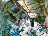 El quinto turisa espacial Charles Simonyi (izda.), visto a través del canal NASA TV duratne el lanzamiento desde el cosmódromo Baikonur en Kazajistán.