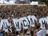 Miles de profesores marchan en Buenos Aires en protesta por la muerte del profesor portando uniformes escolares en los que se lee "Nunca más". (Foto: Reuters)