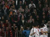 Los futbolistas del Milan se abrazan tras el gol de Seedorf. (Reuters)