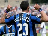Materazzi reivindica su apellido tras anotar uno de los dos goles que firmó con el Inter. (CARLO FERRERO / EFE)