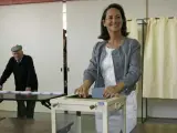 Ségolène Royal, la candidata socialista a la Presidencia, votando en Melle, al suroeste de Francia.