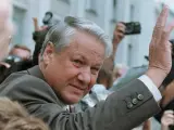 El presidente ruso Boris Yeltsin saludando a sus seguidores el 20 de agosto de 1991 cuando encabezó el enfrentamiento contra los golpistas (REUTERS/Michael Samojeden)