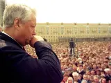 Boris Yeltsin, durante un mitin en Novokuznetsk, Rusia, el 1 de mayo de 1993. En el otoño de ese año, la agitación social causada por sus reformas económicas (que empobrecieron a gran parte de la población) alcanzó su punto crítico; varios diputados se amotinaron y se refugiaron en el Parlamento. Yeltsin recurrió al ejército para desalojar y disolver la cámara y convocar elecciones encaminadas a aprobar una nueva Constitución, en la cual se reservó amplios poderes.