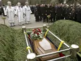 El féretro con los restos mortales de Boris Yeltsin baja a su tumba en el cementerio Novodevichy de Moscú.
