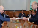 El juez Eliyahu Winograd entrega al primer ministro Ehud Olmert el informe sobre la guerra de Líbano (Foto: Reuters)