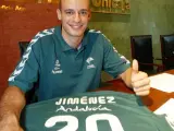 Carlos Jiménez, con la camiseta del Unicaja en su presentación. (ARCHIVO)