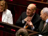 La ministra de Asuntos Exteriores, Tzipi Livni, el primer ministro, Ehud Olmert (centro), y el vicepresidente primero, Simón Peres, ayer en el Parlamento. (EFE).