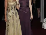 Donatella Versace y Hilary Swank posaban juntas a su llegada al evento benéfico celebrado en el museo Metropolitan de Nueva York. La diseñadora lucía un vestido largo de su colección en color champagne con escote palabra de honor y adornos metálicos. La actriz y ganadora de dos Oscar lucía un vestido largo de seda color morado con los hombros al aire.